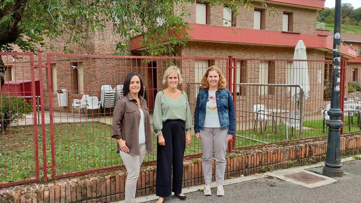 Irune Galarraga, Maite Aguirre y Esther Ortiz de Zarate, del grupo municipal del PNV en Bergara