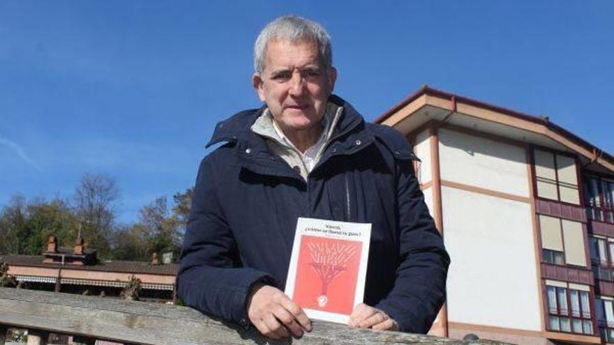 Iñaki Azkoaga, que profesionalmente se ha dedicado al mundo de la consultoría de comunicación, posa con el libro que acaba de publicar.