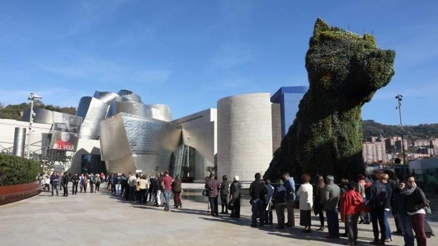 Turistas hacen cola para entrar en el Museo Guggenheim