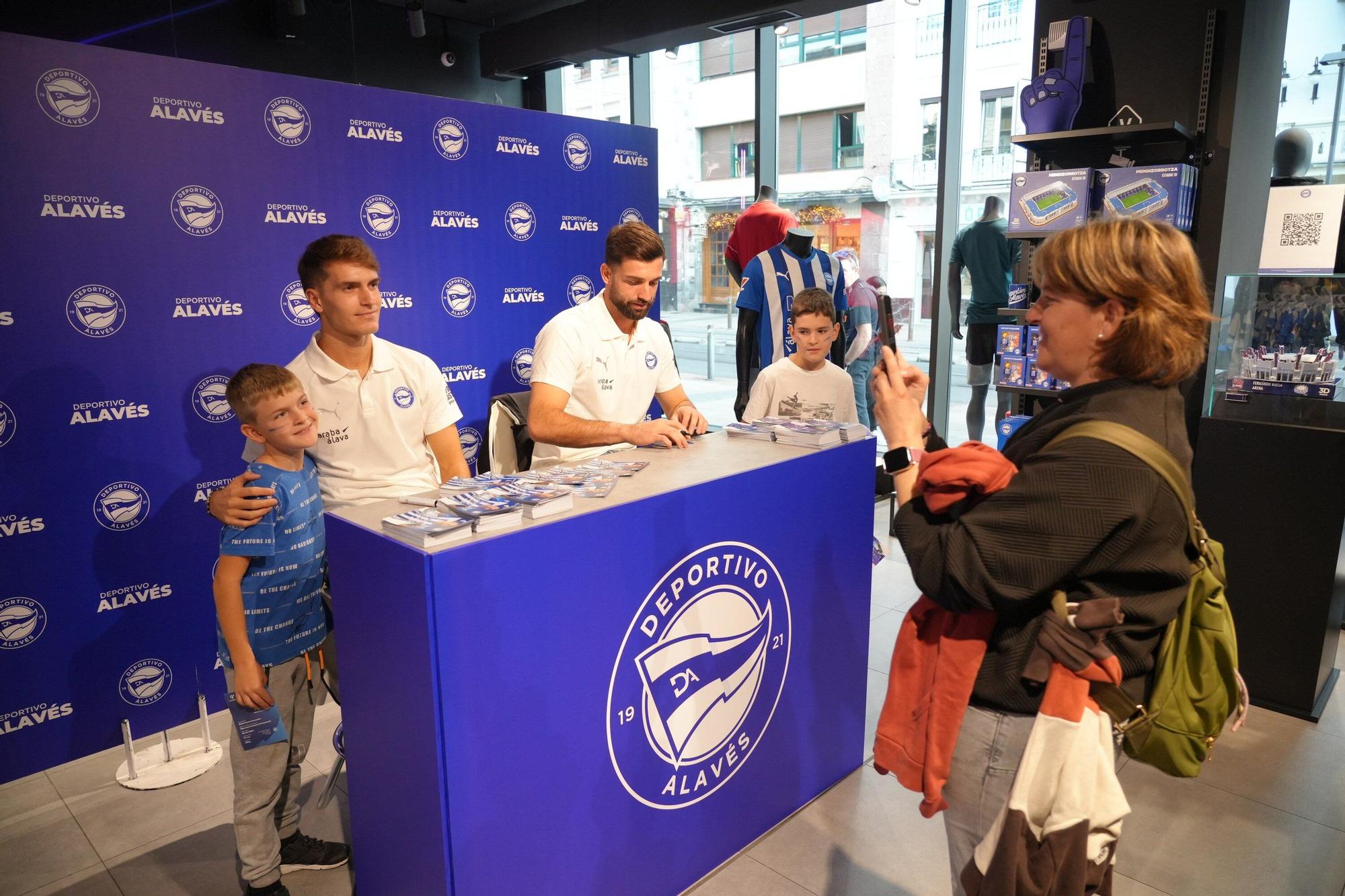 En imágenes: Firma de autógrafos para desbordar Vitoria-Gasteiz de ilusión albiazul