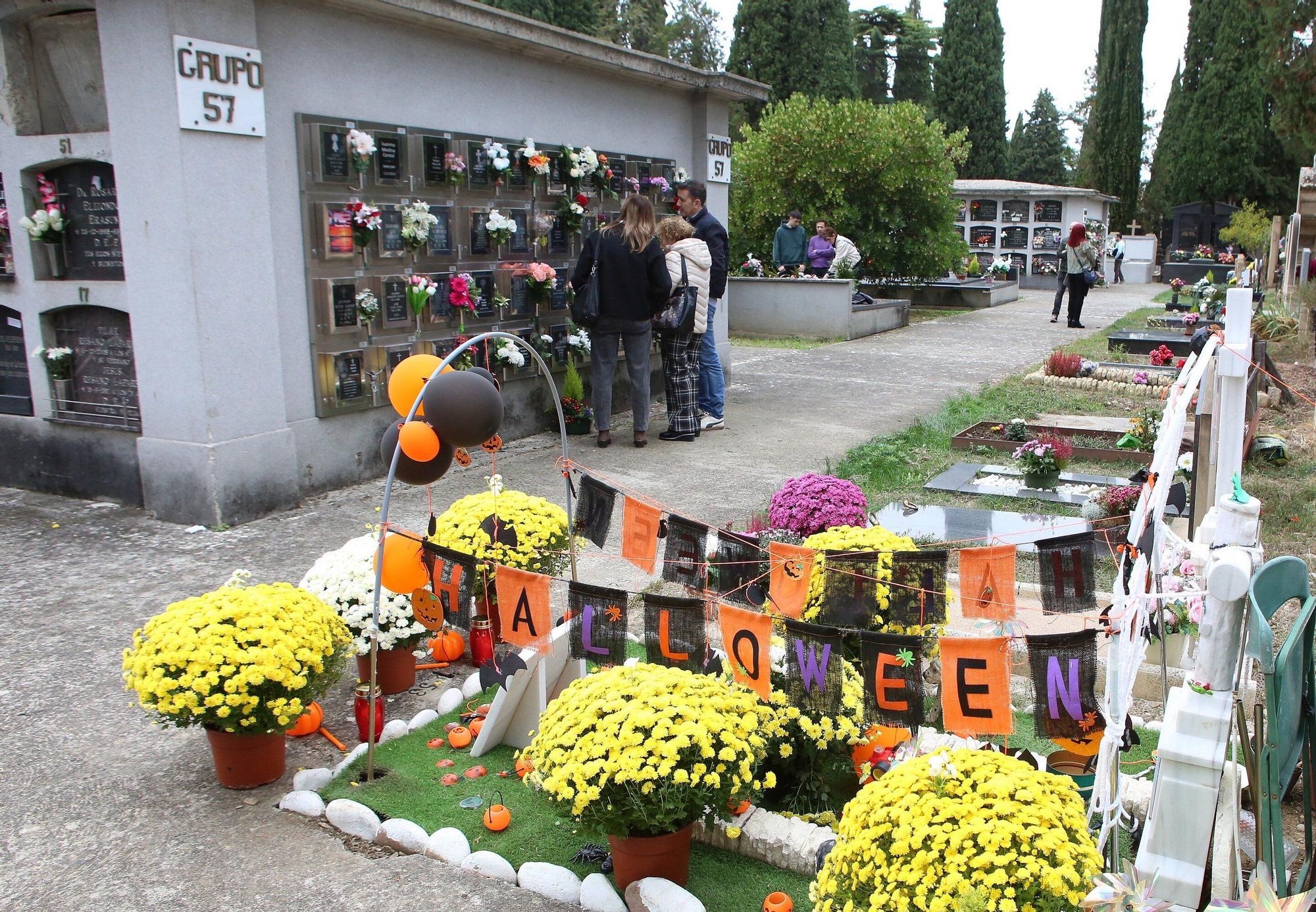 Miles de ciudadanos visitan a sus allegados en los cementerios de Navarra