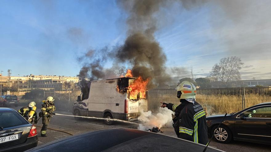 Fotos del incendio de una furgoneta en Tudela