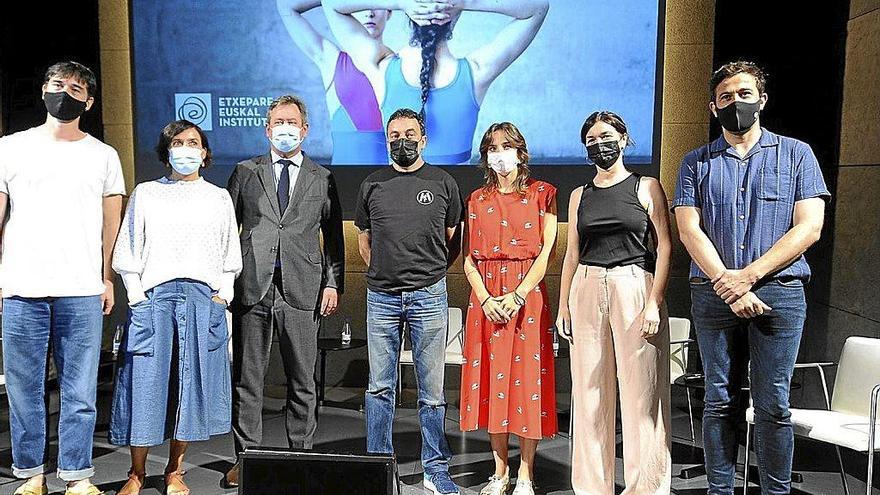 Irene Larraza, Bingen Zupiria y Judith Argomaniz en la presentación de ayer. Foto: José Mari Martínez