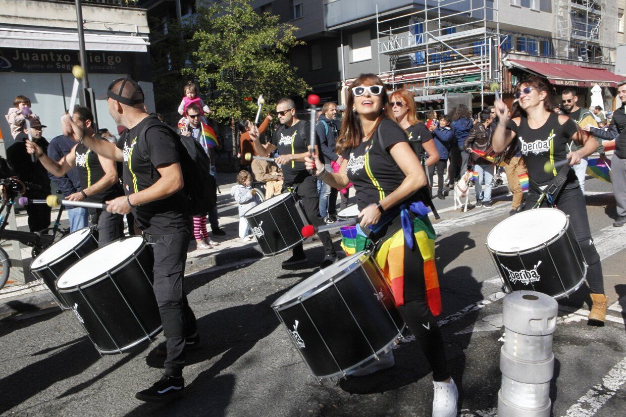 En imágenes: éxito absoluto en la fiesta contra de la LGTBIfobia de la zona Gorbea de Vitoria