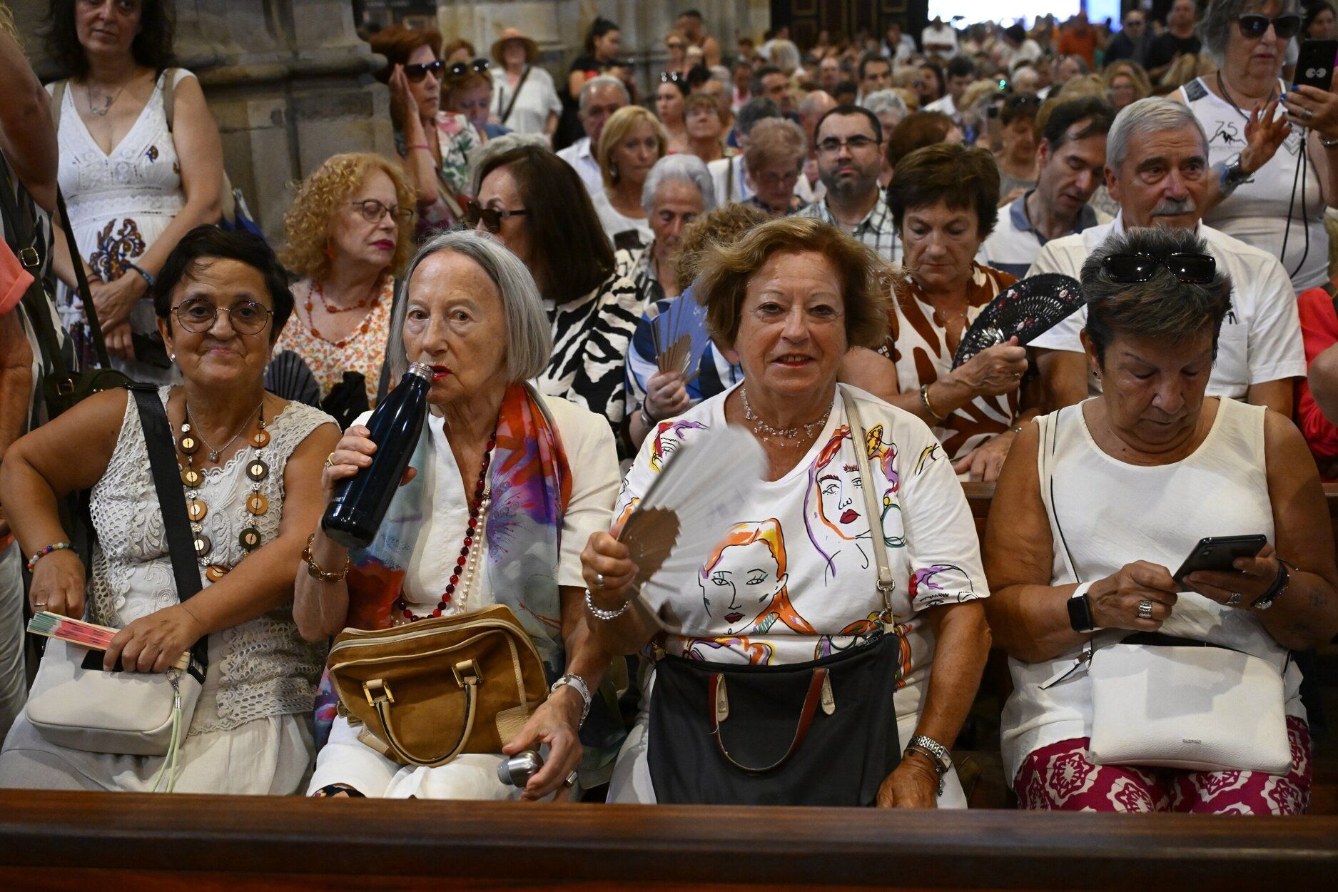 En imágenes: miles de files abarrotan Begoña para honrar a la 'amatxu'
