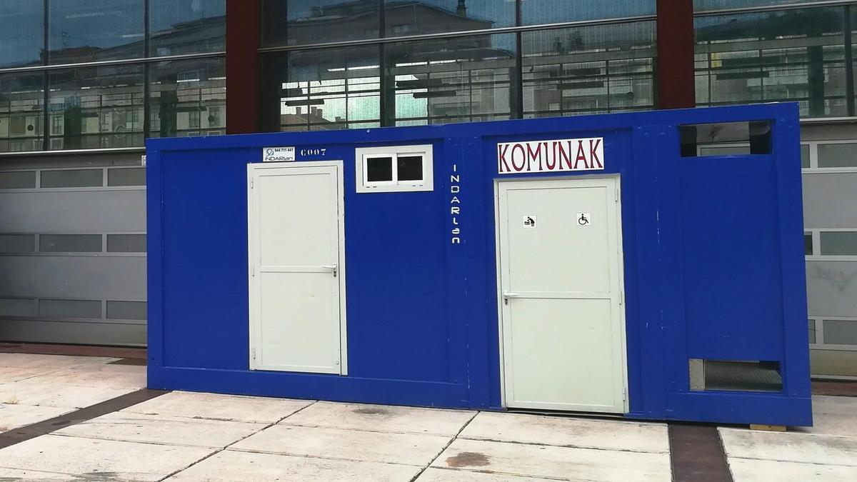 Durangoko Udalak aldi baterako komunen zerbitzua indartu du.