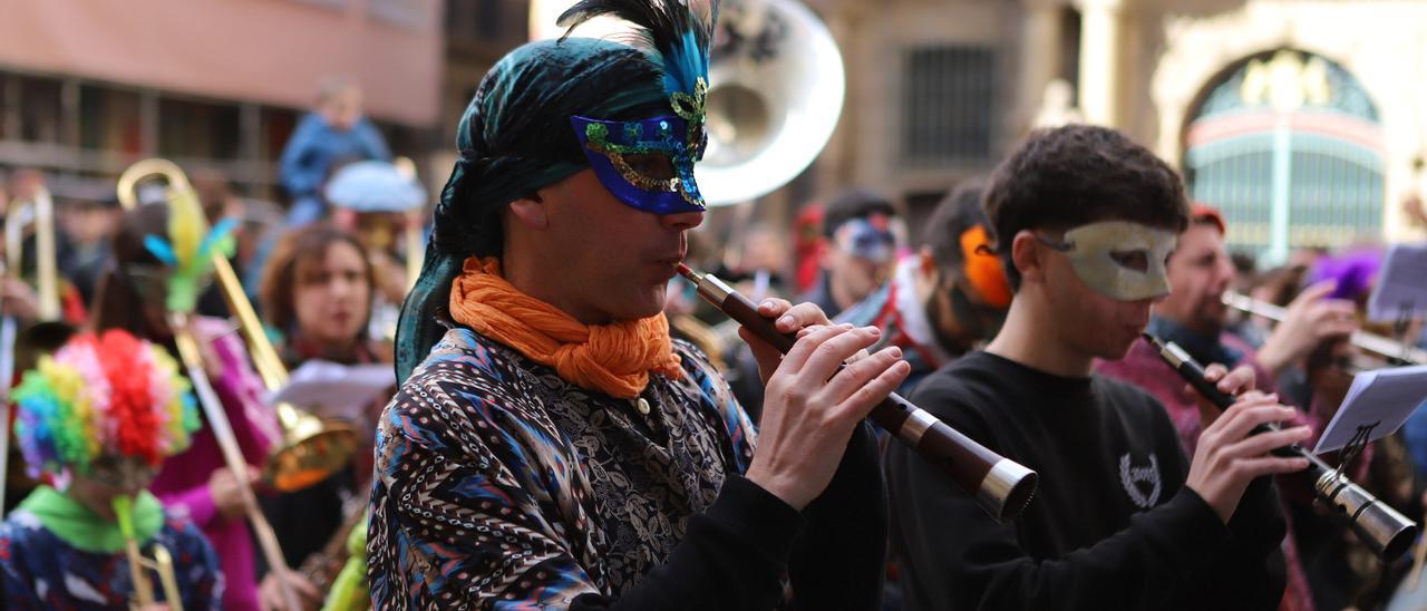 EN IMÁGENES | Fotos del día de los Caldereros por el Casco Viejo