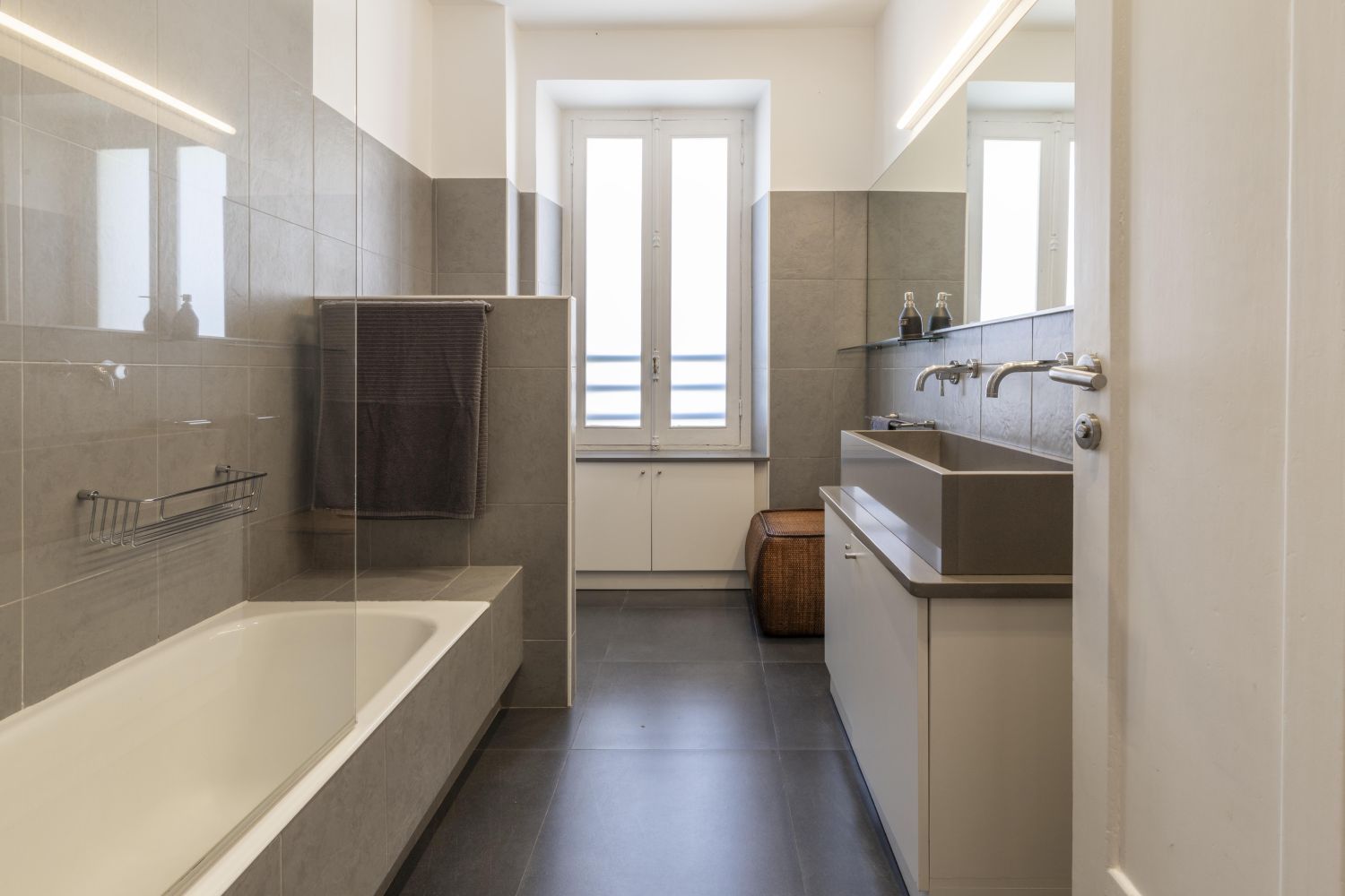 Magnífica propiedad en venta ubicada en un edificio señorial, situada en una de las zonas más elegantes del céntrico barrio de Gros