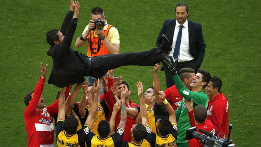 La afición del Atlético agasaja a los campeones