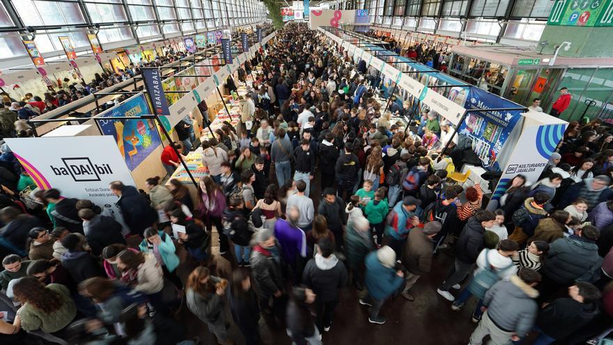 Durangoko Azoka | “Eskolarekin etortzeak euskaraz gehiago irakurtzera motibatzen gaitu”