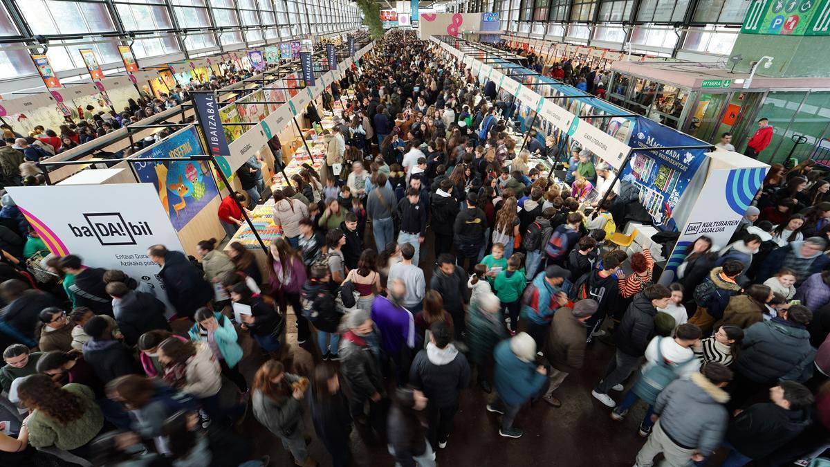 Azokaren lehen egunak jendetza erakarri zuen, euskal kulturaren mugak zabaltzeko gonbidapena gozatzeko prest.