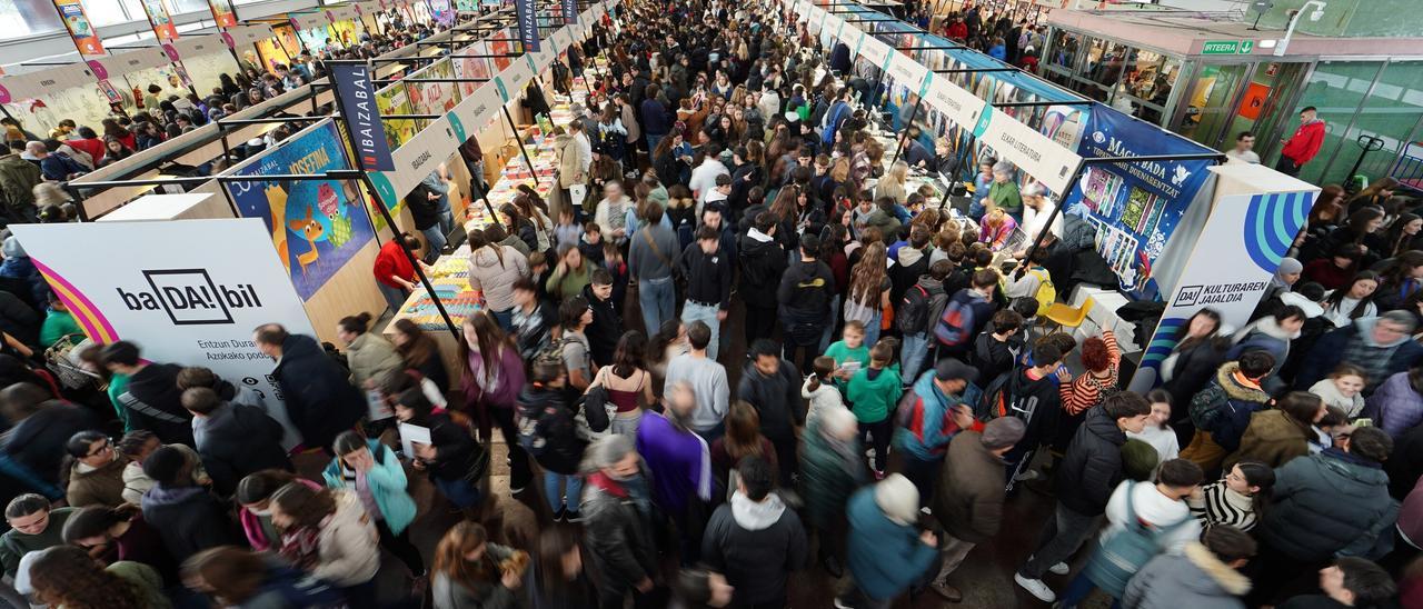 Durangoko Azoka | “Eskolarekin etortzeak euskaraz gehiago irakurtzera motibatzen gaitu”