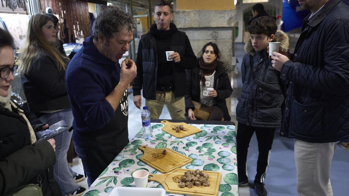 Degustación de salchichas sicilianas en el mercado de Santo Domingo.