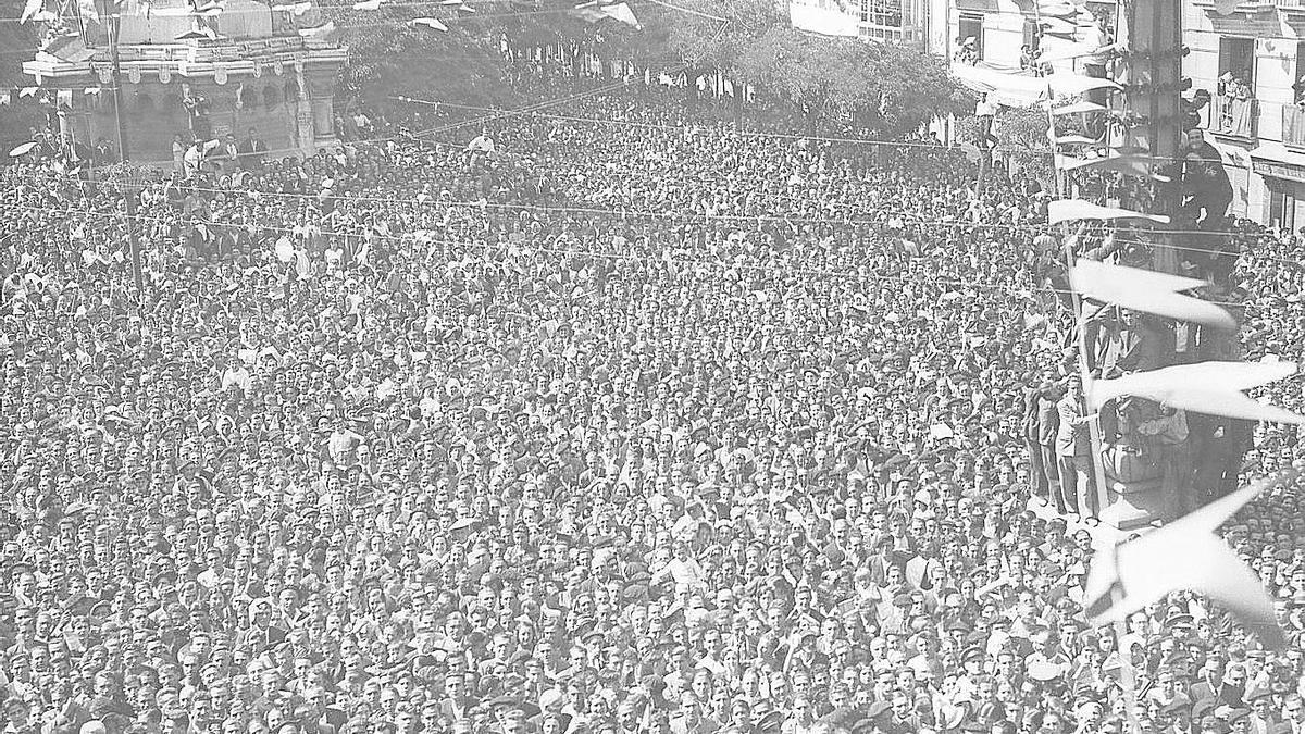 Miles de personas se congregaron en el paseo Sarasa frente al Palacio de la Diputación.