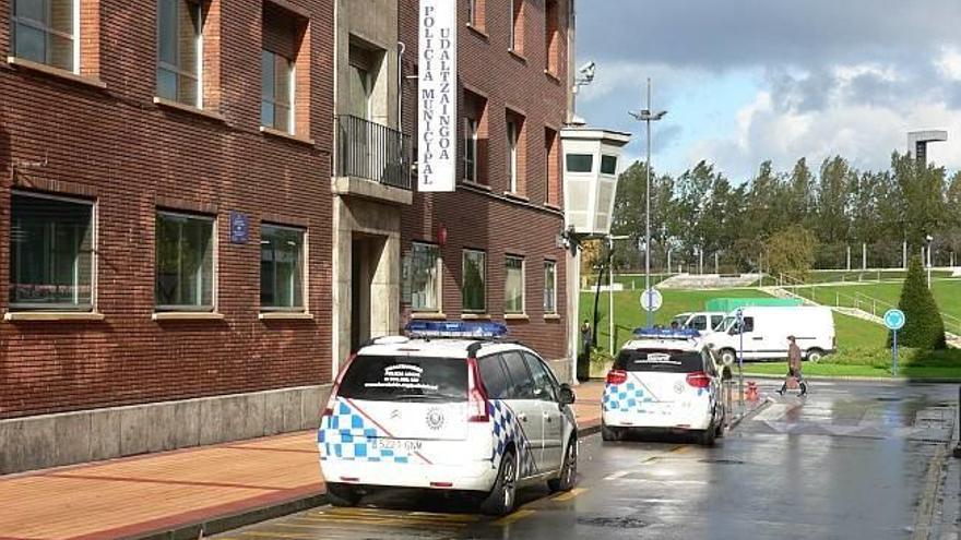 Dos coches junto a la comisaria municipal de Barakaldo.