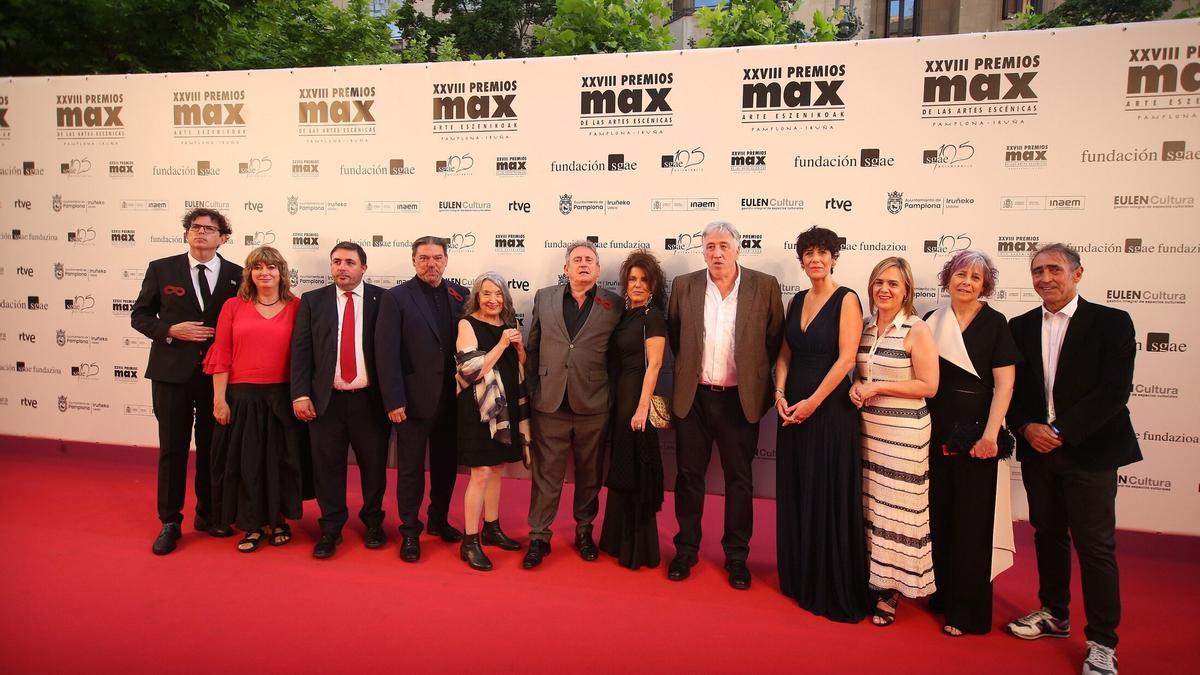 Elma Saiz, junto con los representantes del Parlamento, el Gobierno de Navarra y el Ayuntamiento de Pamplona y actores invitados a los Premios Max.
