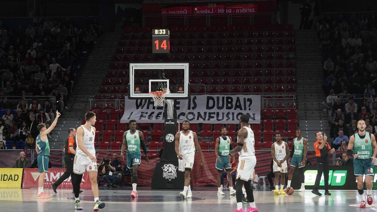 La grada de animación, con una pancarta de protesta en el encuentro contra el Dubái.