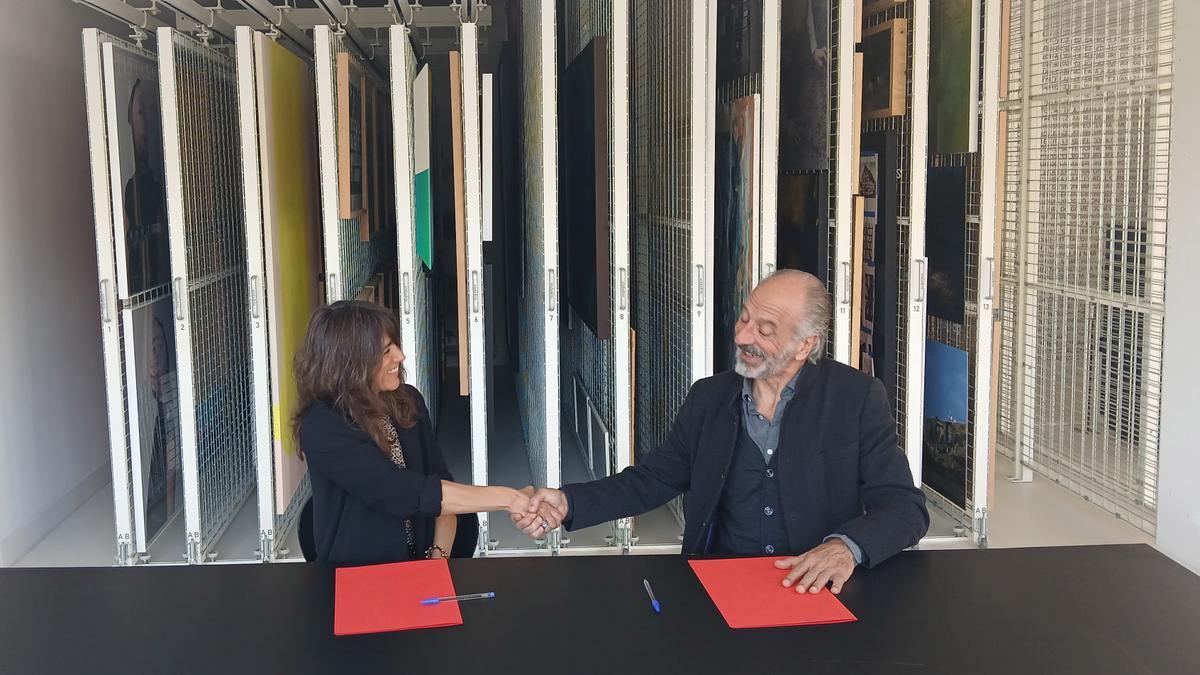 La concejala del área de Cultura, Fiestas y Deporte, Maider Beloki Unzu, y el director de la Fundación BilbaoArte Fundazioa, Javier Riaño, durante la firma del convenio el pasado martes 28 de octubre en Bilbao. La concejala del área de Cultura, Fiestas y Deporte, Maider Beloki Unzu, y el director de la Fundación BilbaoArte Fundazioa, Javier Riaño, durante la firma del convenio el pasado martes 28 de octubre en Bilbao.