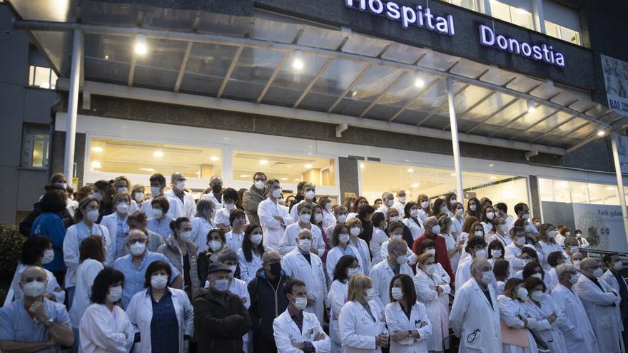 Los jefes de servicio del Hospital Donostia suspenden las concentraciones diarias hasta el viernes