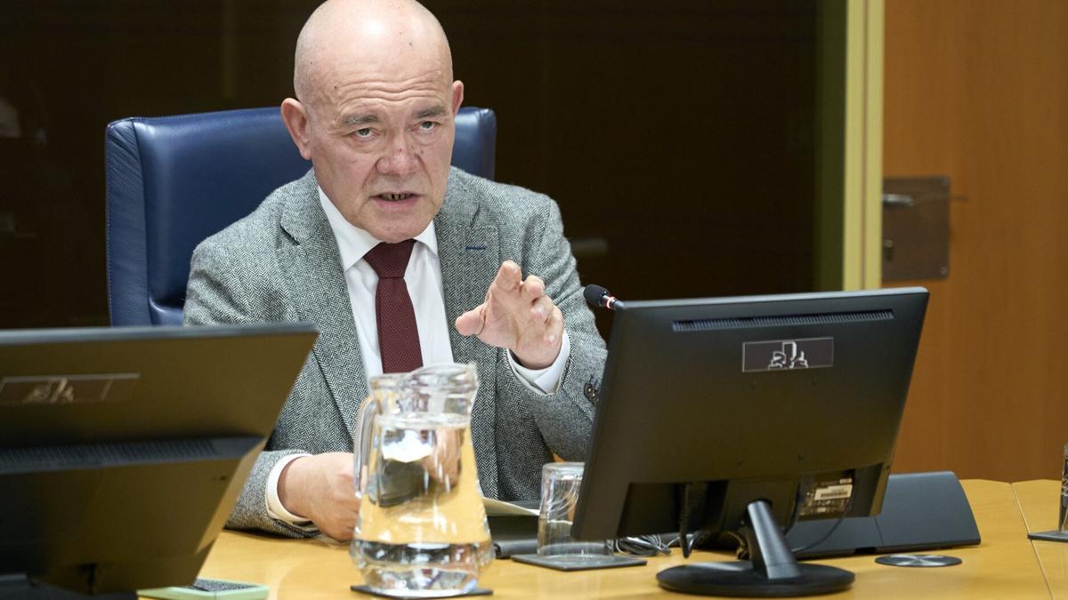 Juan Ignacio Pérez responde en el Parlamento Vasco sobre las pintadas aparecidas este año en la EHU, entre otras cuestiones que se tratan en la comisión de Universidades. Juan Ignacio Pérez responde en el Parlamento Vasco sobre las pintadas aparecidas este año en la EHU, entre otras cuestiones que se tratan en la comisión de Universidades.