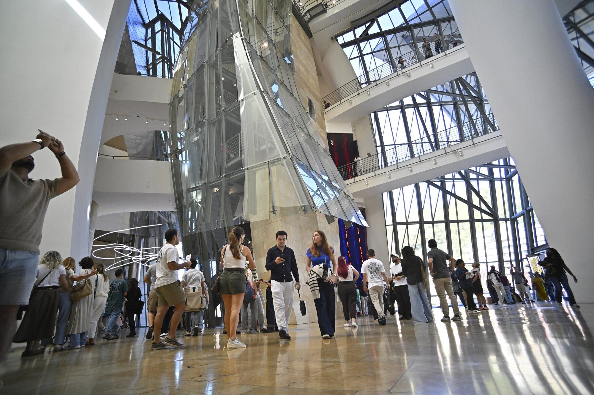 El Museo Guggenheim acoge a miles de visitantes en su 28º cumpleaños