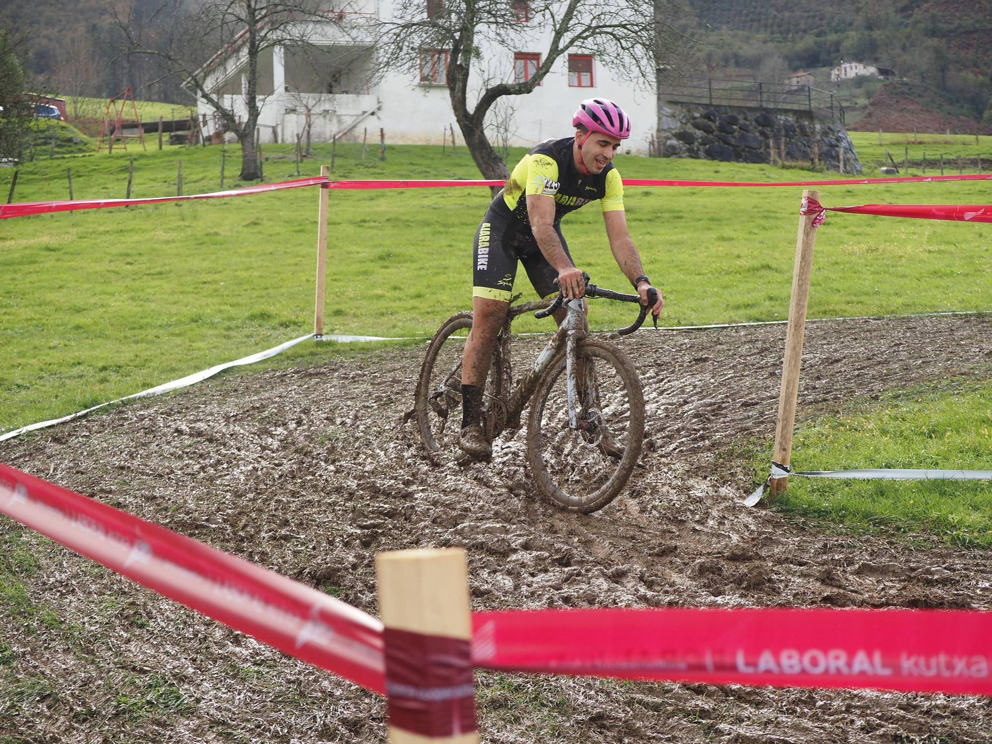 El barro se sumó al espectáculo de ciclocross en Elgoibar