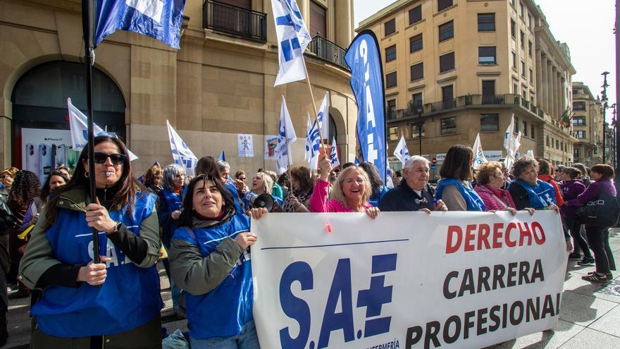 Técnicos sanitarios se concentran ante el Palacio de Navarra para exigir el pago de la carrera profesional