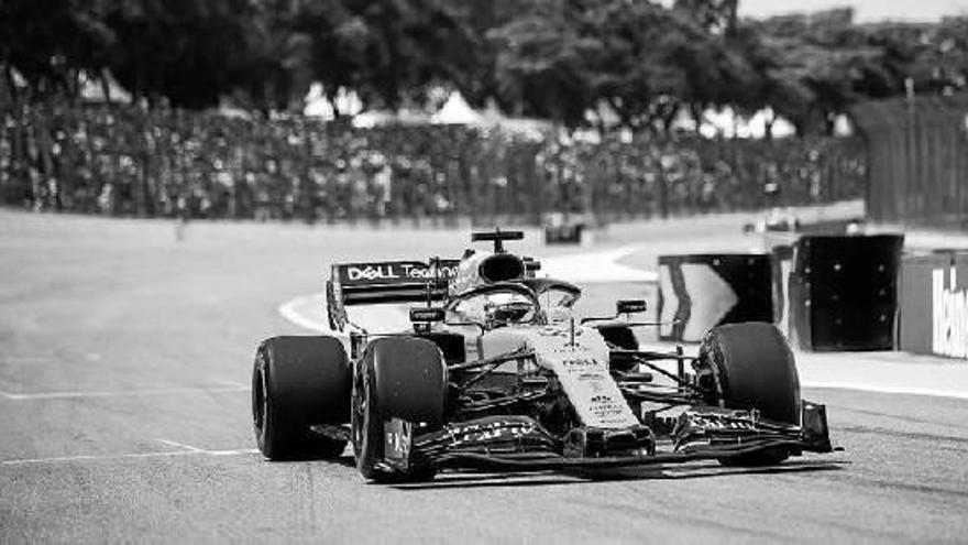 Carlos Sainz, en unos de los pasos por la curva de entrada a meta durante el Gran Premio de Brasil de Fórmula 1.