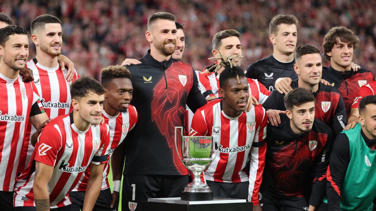 Unai Simón celebra con sus compañeros el Trofeo Zamora que logró la pasada temporada.