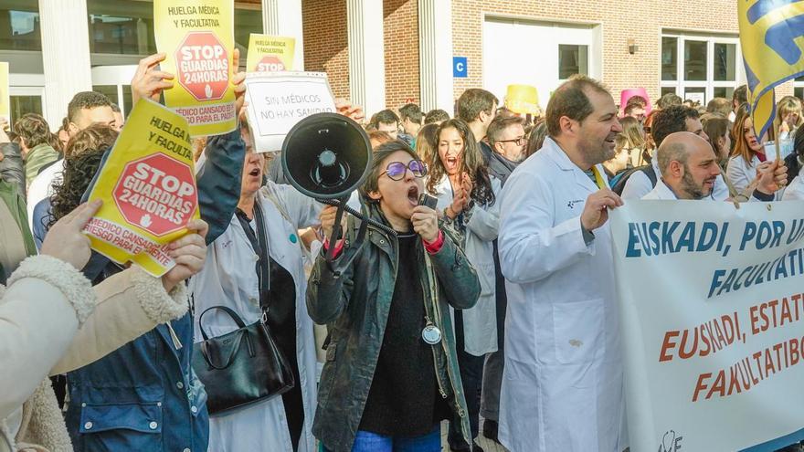 Los médicos de Osakidetza sopesan una huelga indefinida y reclaman un estatuto propio