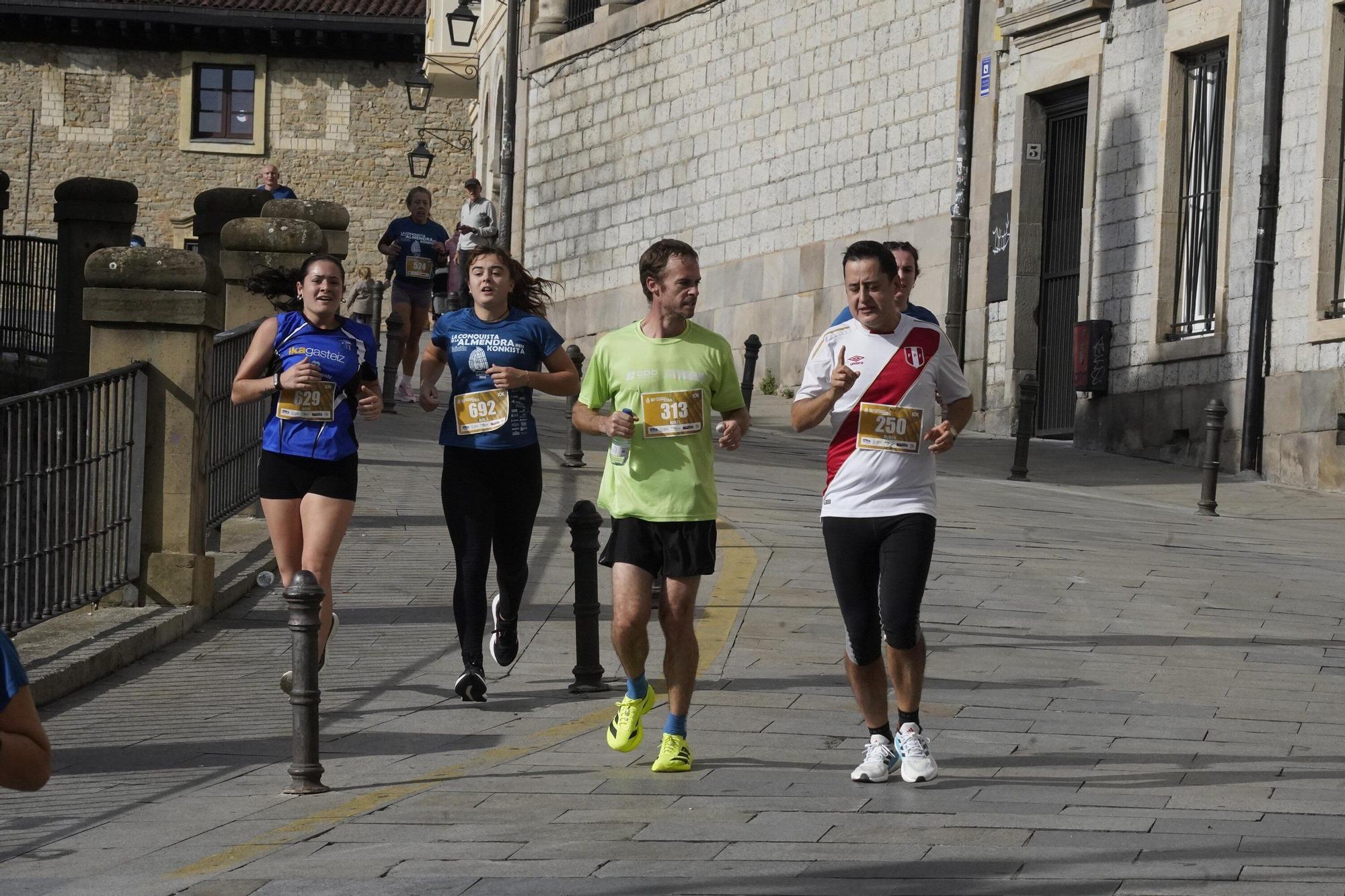 En imágenes: Miles de personas conquistan la Almendra de Gasteiz