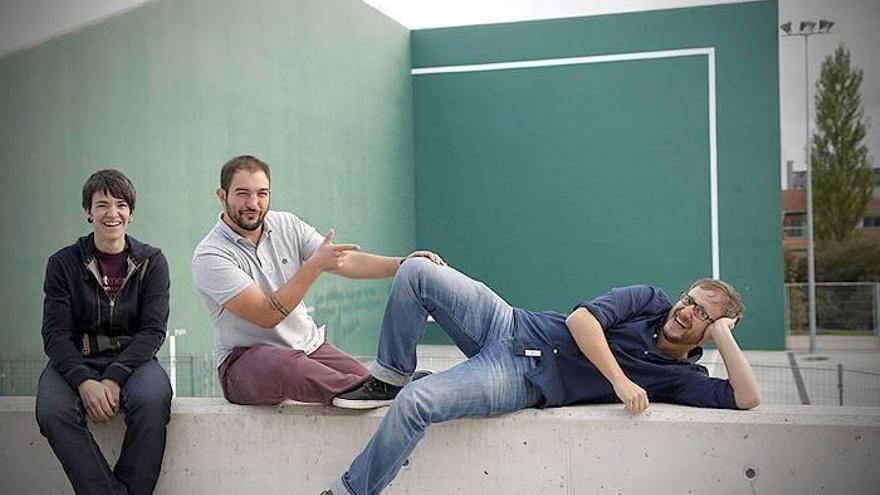 La pelotari Maite Ruiz de Larramendi y los productores del documental, Dani Burgui Iguzkiza y Andrés Salaberri Pueyo, posan en el frontón de Sarriguren.