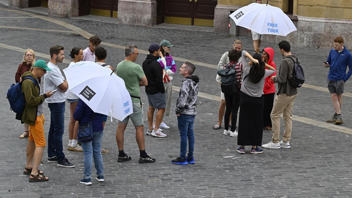Turistas esperan el comienzo de un free tour en la plaza del Teatro Arriaga