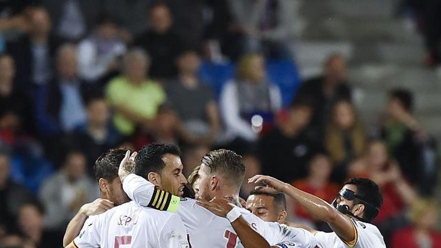 Los jugadores españoles felicitan a Morata, autor de dos goles.