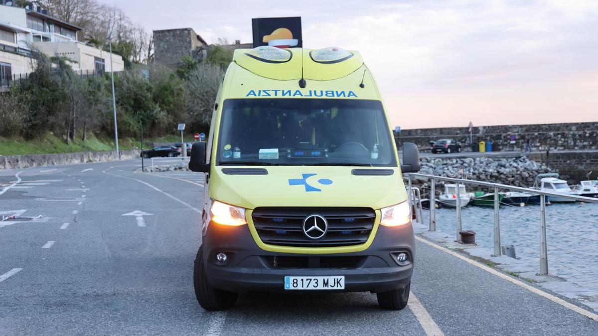 Ambulancia junto al puerto de Hondarribia