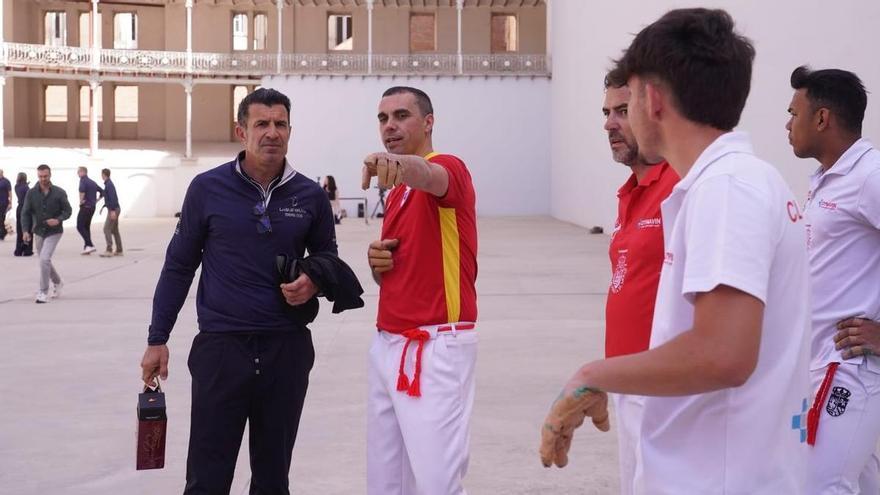 Figo se atreve con la pelota vasca en el Beti Jai de Madrid: "Duele que te cagas"