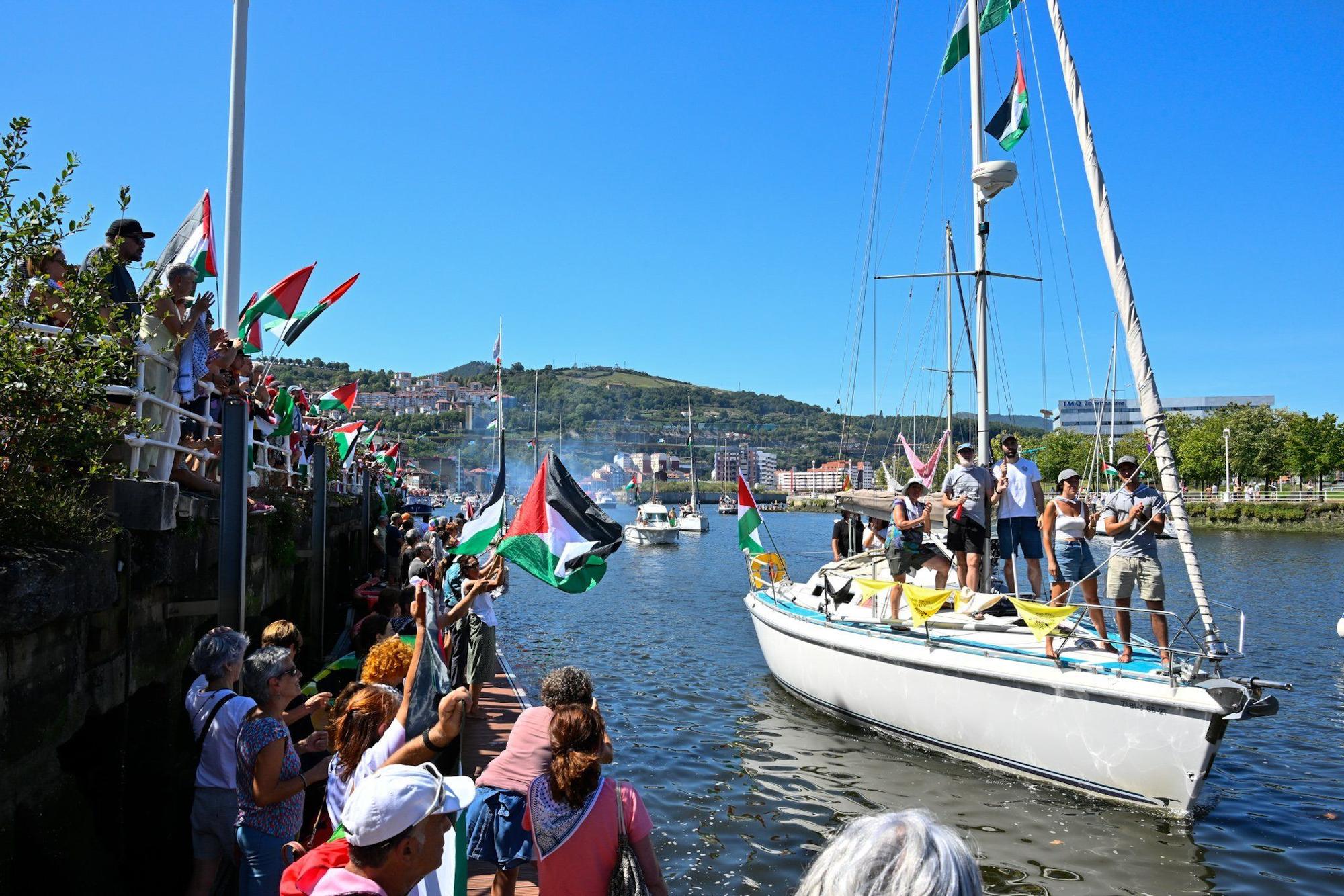 En imágenes: marcha marítima por la ría en solidaridad con Palestina desde Santurtzi