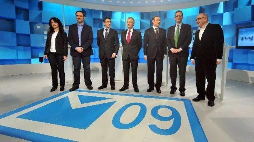 Otamendi, en el centro, rodeado por los candidatos a lehendakari antes del debate electoral de la campaña de 2009.