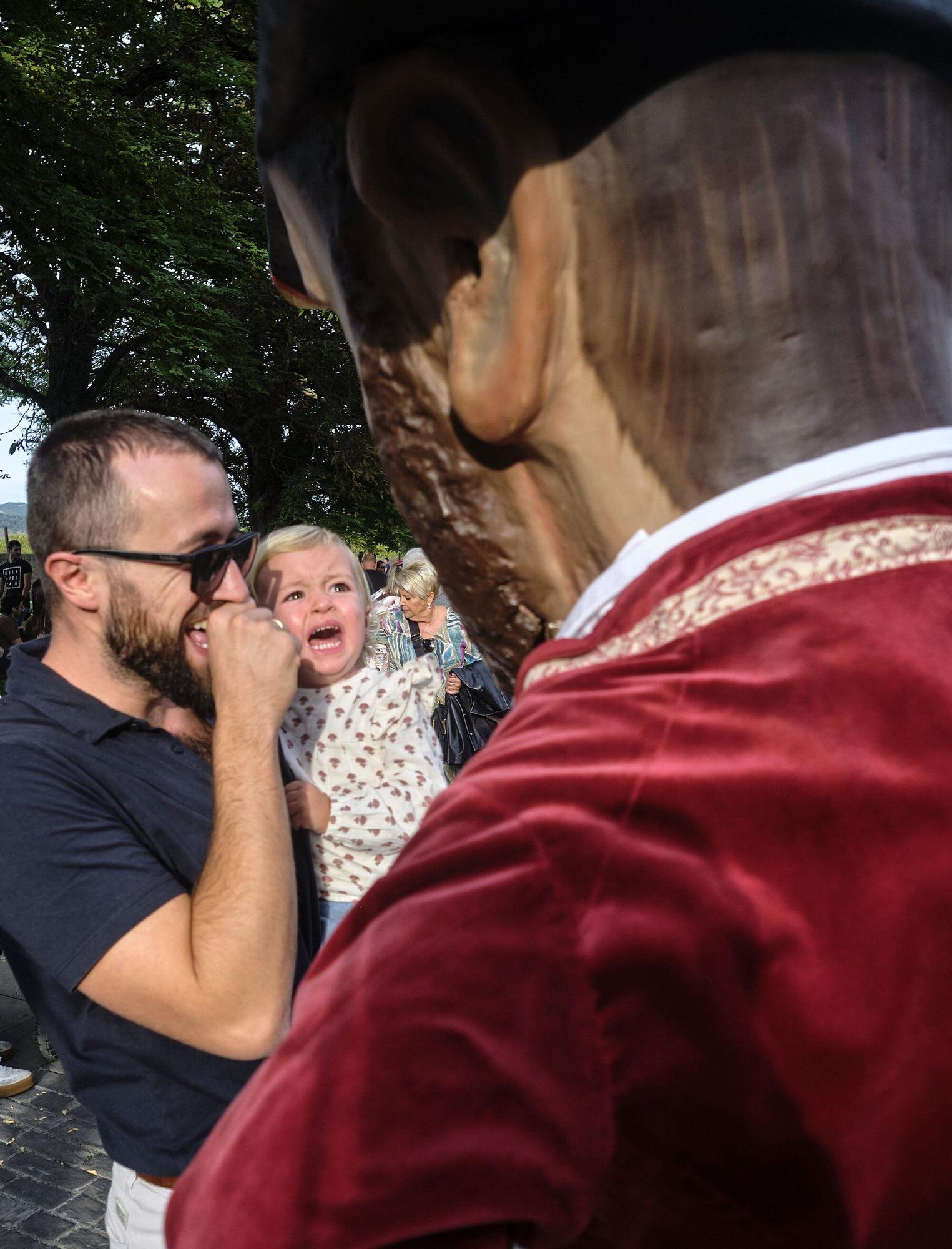 Comparsa de Gigantes y Cabezudos por San Fermín Txikito