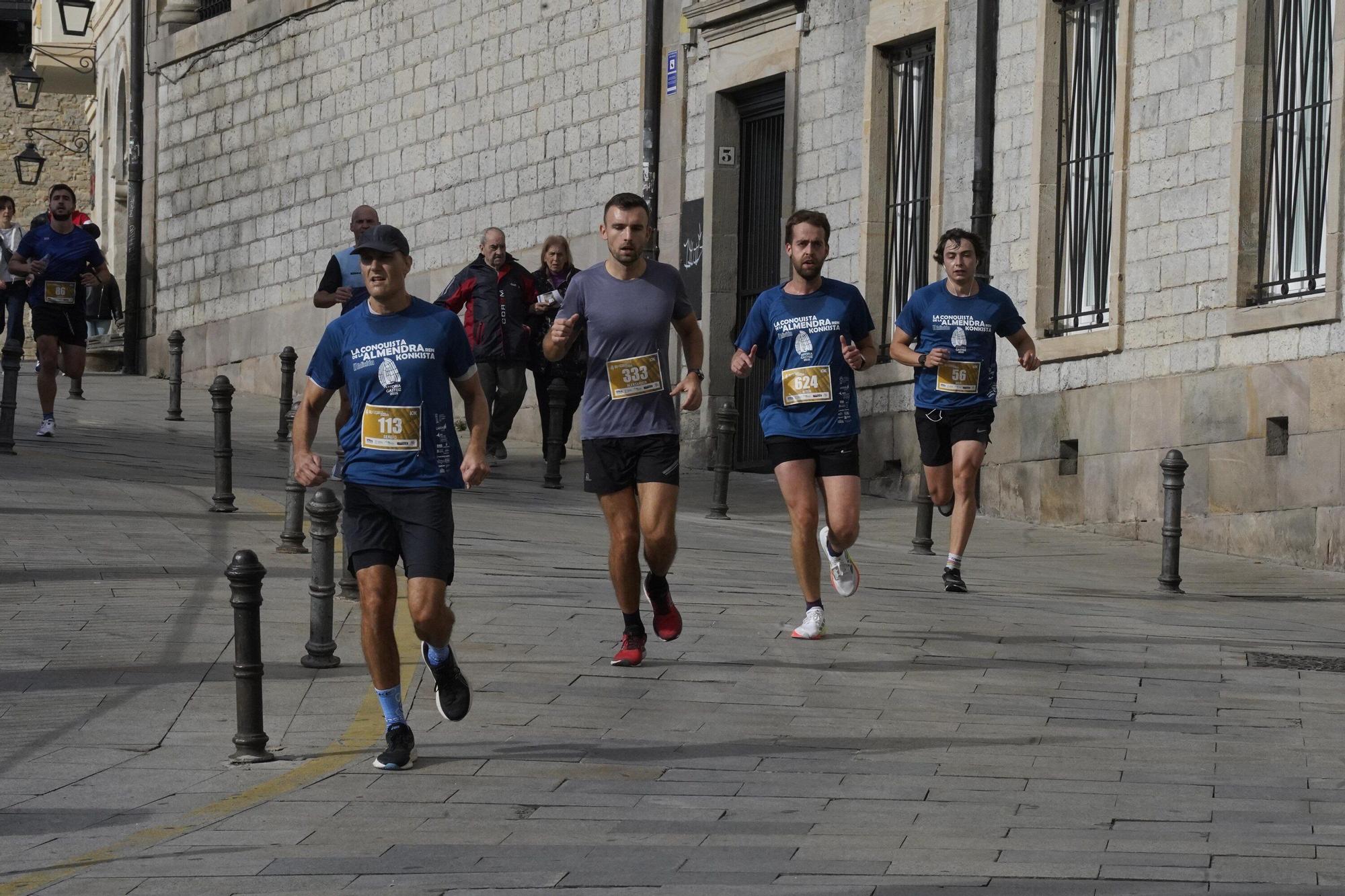 En imágenes: Miles de personas conquistan la Almendra de Gasteiz