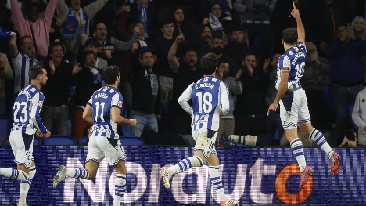 Oyarzabal celebra uno de sus goles.