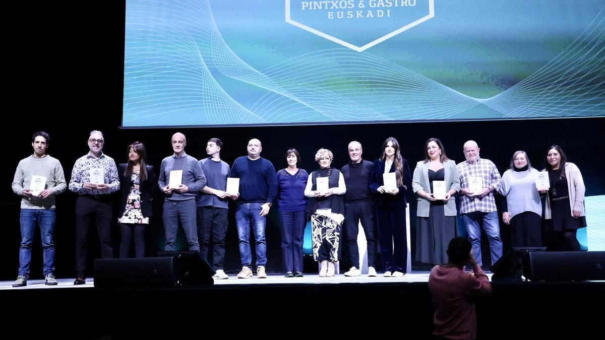 Imagen de los premiados con los premios Eguzkilores a los mejores pintxos
