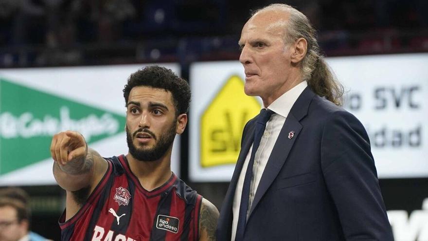 Ivanovic charla con Howard en la banda, durante un partido de esta temporada