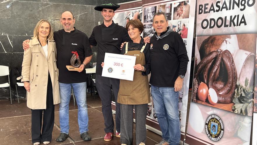 Pese a la lluvia, Beasain disfruta de su morcilla