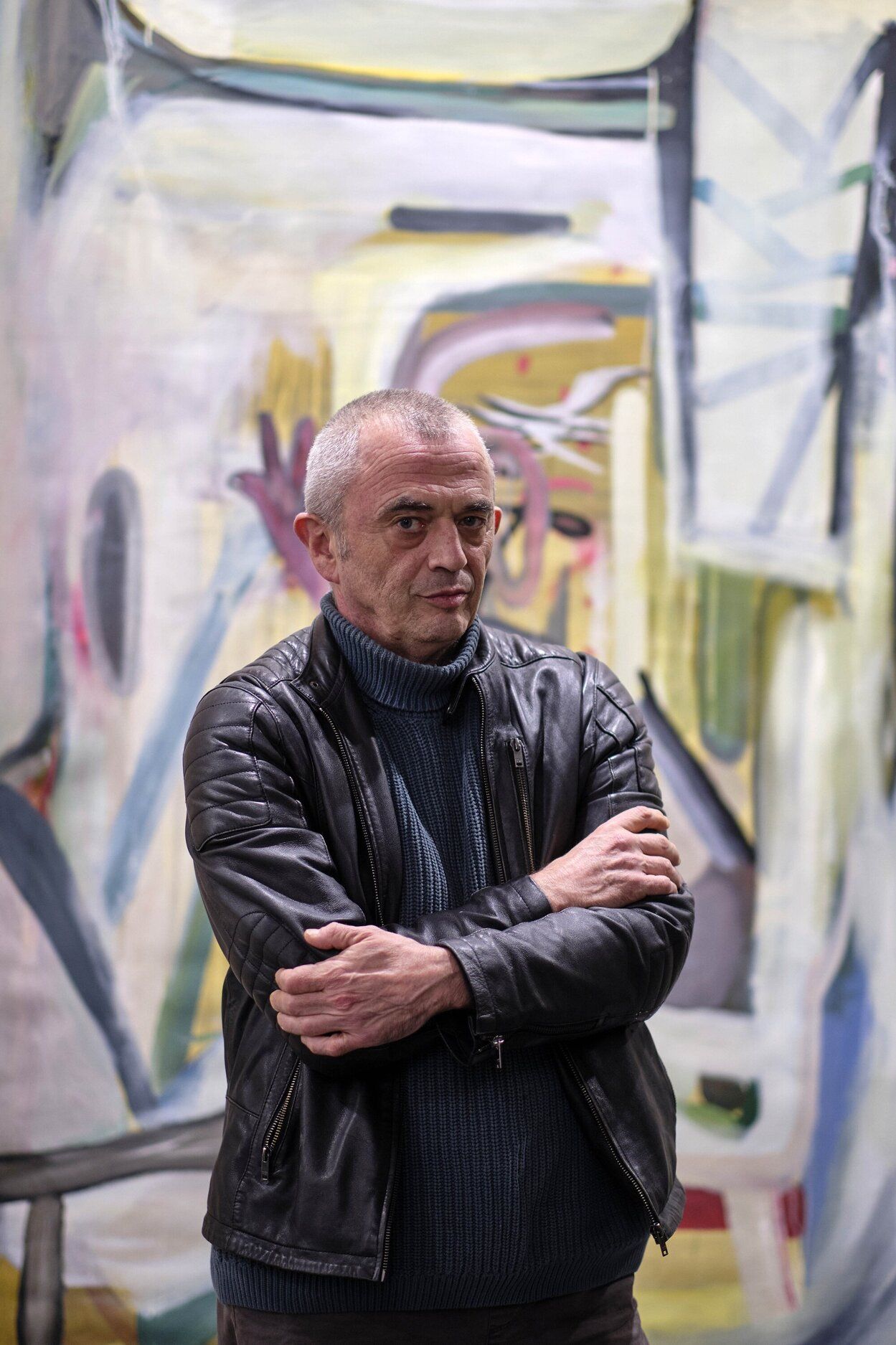 Alfonso Ascunce, retratado ante una de sus obras.