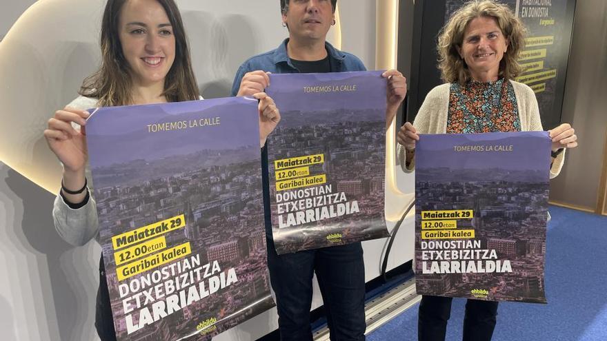 Miembros de EH Bildu de Donostia con los carteles de su movilización.