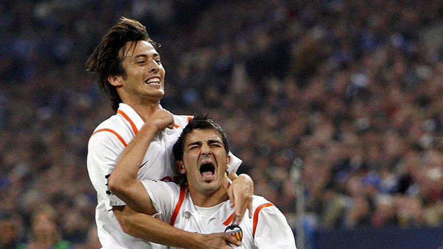 David Silva agarra a David Villa.