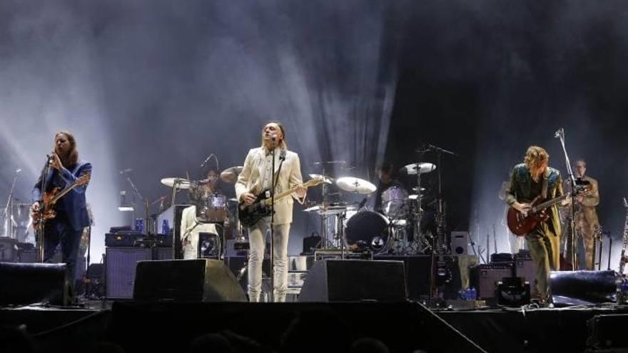 El público respondió a la llamada de Arcade Fire con ‘Keep the car running’ y disfrutó a lo grande con los últimos compases de su actuación, donde la banda hizo brillar sus                                         mejores hits. Fotos: Borja Guerre