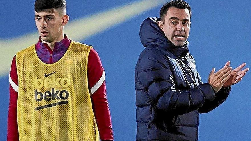 Xavi, junto a Yusuf Demir durante un entrenamiento. Foto: Efe