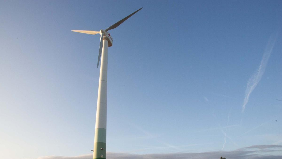 Un aerogenerador en el Parque Tecnológico de Araba.